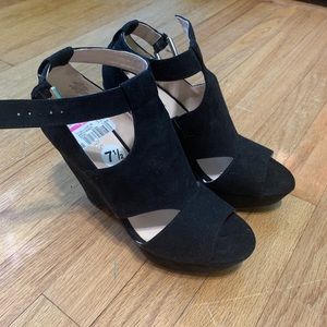 Black suede Nine West wedges